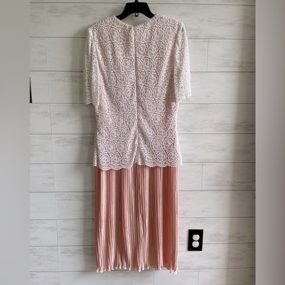 VINTAGE George F. Couture NewYork White Lace Beaded & Pleated Bottom Dress Sz 12 - Picture 5 of 7